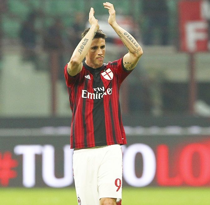 Fernando Torres of AC Milan salutes the fans