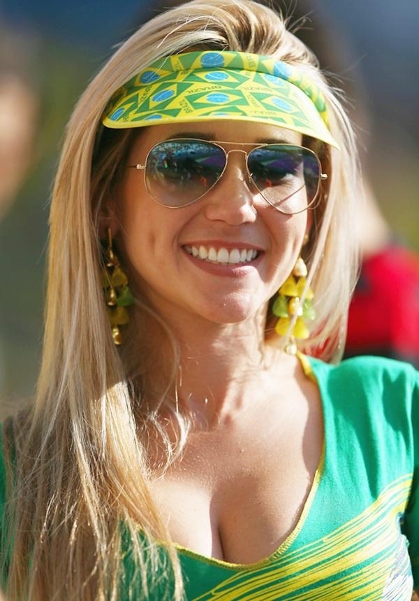 The hosts are seen walking around in Brazilian coloured wigs and glasses. But this simple, yet pretty, fan wins the heart with just her smile. - 01hats12