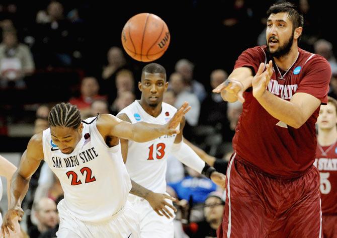 Sim Bhullar #2 of the New Mexico State Aggies (right)