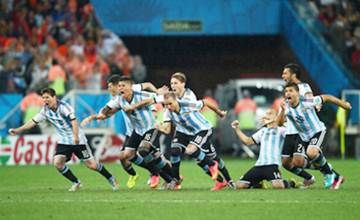 Argentina's players celebrate after Maxi Rodriguez converts from the 'spot' to clinch victory over the Netherlands in the penalty shoot-out