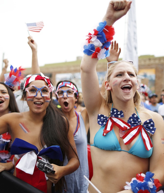 US fans react during the 2014 World Cup Group G soccer match between Germany and the United States