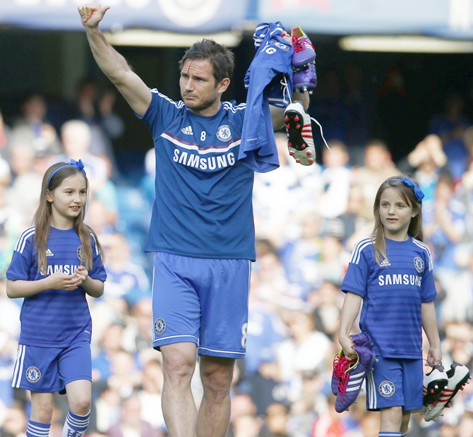 Chelsea's Frank Lampard walks on the pitch with his daughters