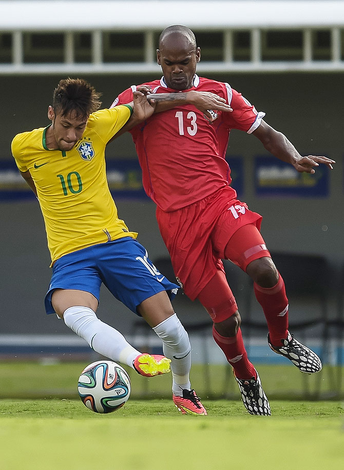 Neymar (left) of Brazil and Adolfo Machado of Panama compete for the ball during their international friendly at Serra Dourada Stadium in Goiania, Brazil on Tuesday
