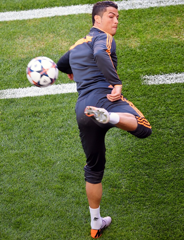 Cristiano Ronaldo controls the ball