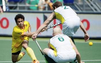  India's Kothajit Khadangbam is thwarted by Australia's Robert Hammond (No 6) and Liam de Young.