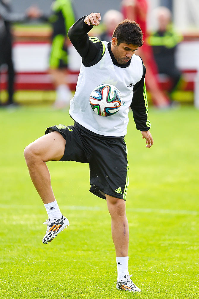 Diego Costa of Spain juggles the ball during a Spain training session at the Centro de Entrenamiento do Caju