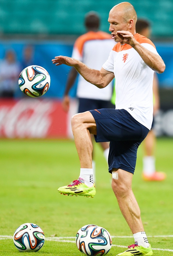 Arjen Robben of Netherlands juggles the ball during the Netherlands training session