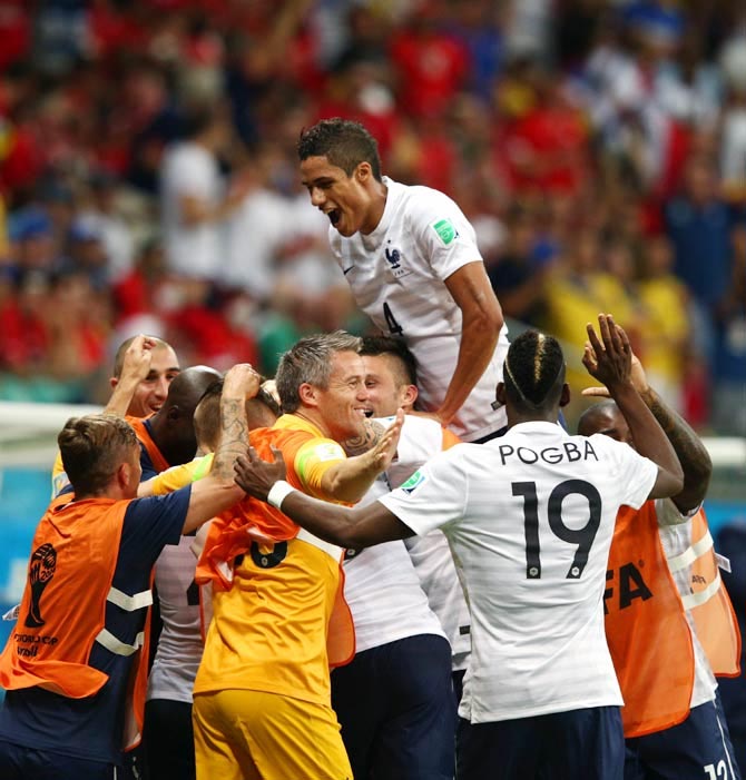 France's players celebrate after Moussa Sissoko scored the fifth goal against Switzerland