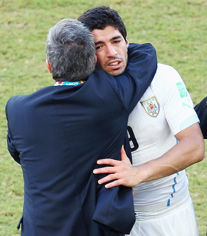 Head coach Oscar Tabarez of Uruguay hugs Luis Suarez