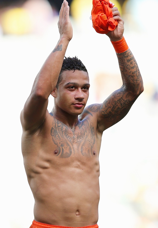 Memphis Depay of the Netherlands acknowledges the fans