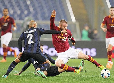 Daniele De Rossi (right) of AS Roma competes for the ball with Jonathan and Ricardo Alvarez of Inter Milan during their Serie A match at Stadio Olimpico in Rome on Saturday