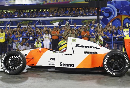 Williams put picture of Senna on their car