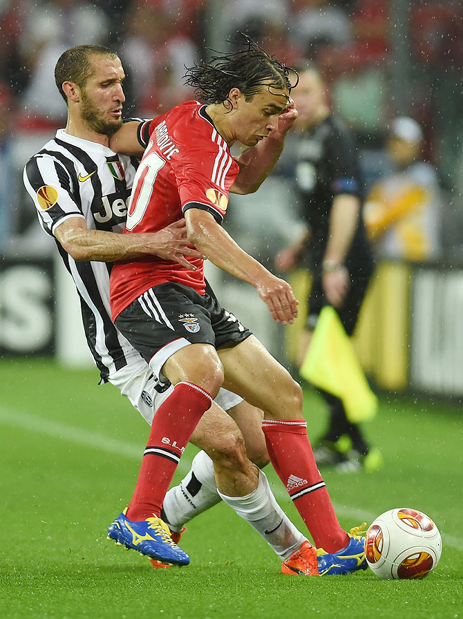 Giorgio Chiellini (left) of Juventus challenges Lazar Markovic of Benfica during their UEFA Europa League semi-final on Thursday