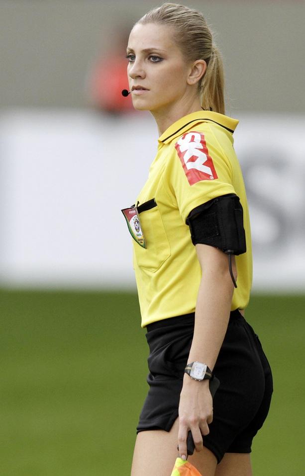 Brazil's referee assistant Fernanda Colombo Uliana during the Brazilian championship soccer match