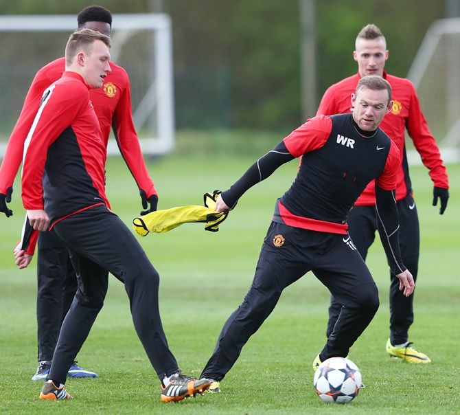 Wayne Rooney of Manchester United chases down Phil Jones 