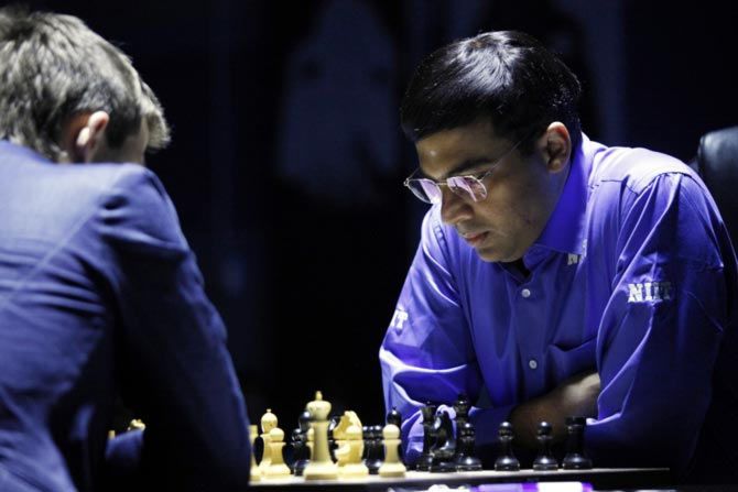 Viswanathan Anand in action against Magnus Carlsen
