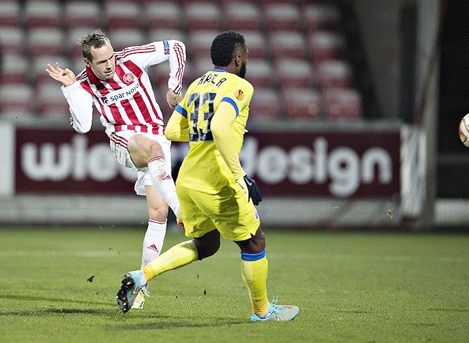 Aalborg's Thomas Enevoldsen (L) scores past Steaua Bucuresti's Fernando Varela during their UEFA Europa League Group J soccer match in Aalborg, Denmark on Thursday