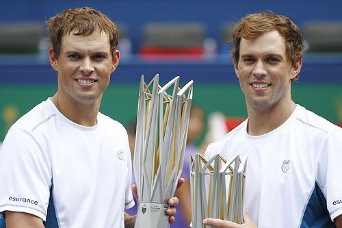 Bob Bryan (L) and his brother Mike Bryan of the U.S. pose with their trophies after winning the men's doubles final against Julien Benneteau and Edouard Roger Vasselin of France at the Shanghai Masters tennis tournament