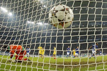 Schalke 04's Eric Maxim Choupo-Moting scores a disputed penalty goal against Sporting goal keeper Rul Patricio in their Champions League group G soccer match in Gelsenkirchen on Tuesday