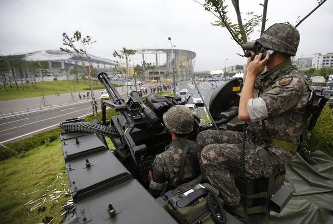 South Korean soldiers take part in an anti-terror drill ahead of the 2014 Incheon Asian Games at the Incheon Asiad Main Stadium in Incheon on August 6, 2014.