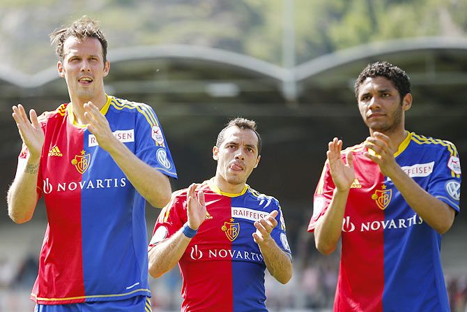 FC Basel's (FCB) Marco Streller (L-R), Marcelo Diaz and Mohamed Elneny celebrate winning against FC Sion 