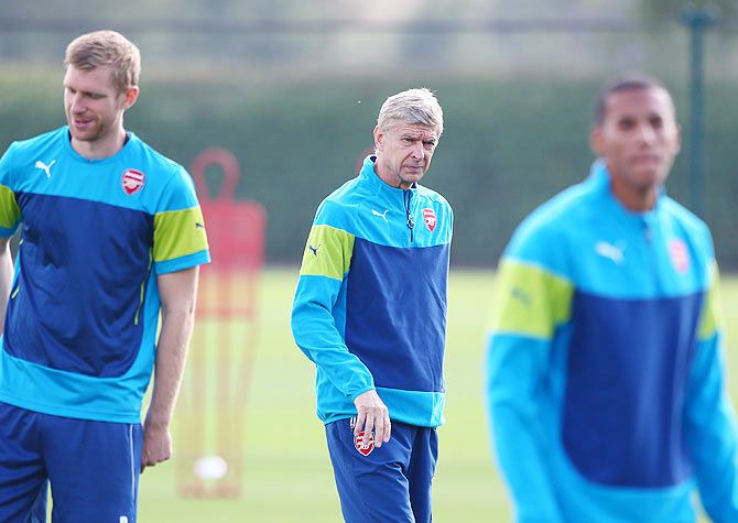 Arsene Wenger watches a training session