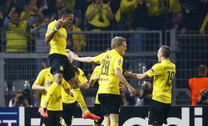 Borussia Dortmund's Pierre-Emerick Aubameyang (upper) celebrates with his teammates after scoring a goal against Arsenal 