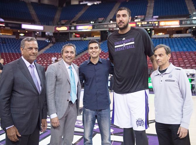 From left, Sacramento Kings co-owner Raj Bhathal, US representative Ami Bera, Karan Bains, center Sim Bhullar, and owner Vivek Ranadive