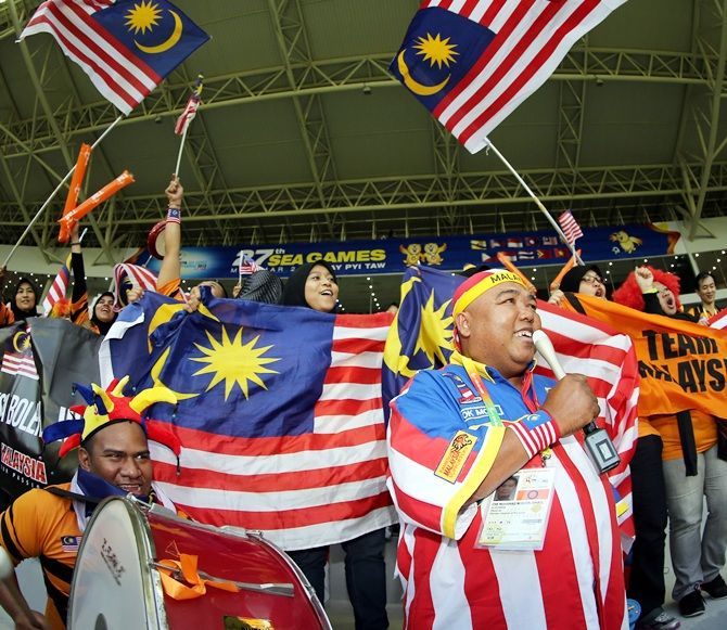 Malaysian Fans cheer