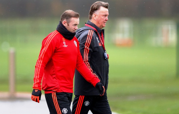 Manchester United's Wayne Rooney and manager Louis van Gaal during training 