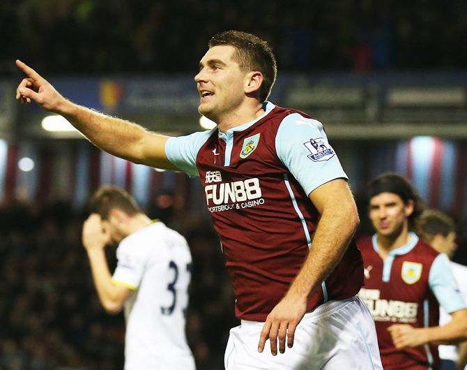 Sam Vokes of Burnley celebrates scoring the equalising goal during the FA Cup matchagainst Tottenham Hotspur at Turf Moor