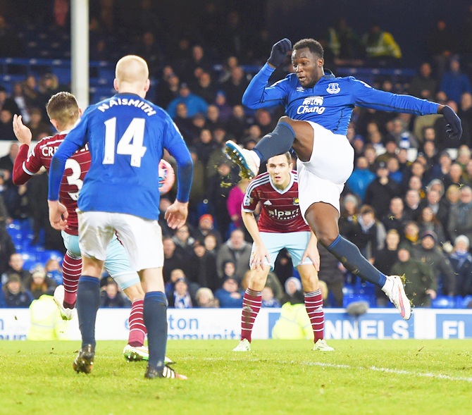 Romelu Lukaku of Everton, right, scores