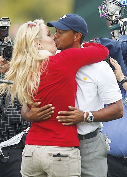 Tiger Woods kisses his girlfriend Lindsey Vonn