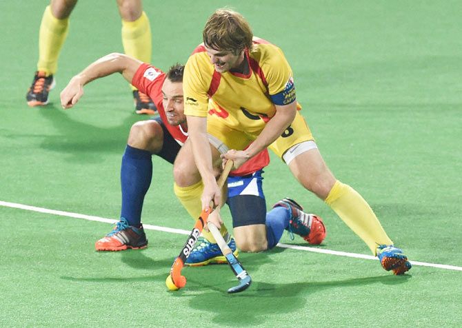 A Dabang Mumbai player (left) is challenged by a Ranchi Rays playerPTI