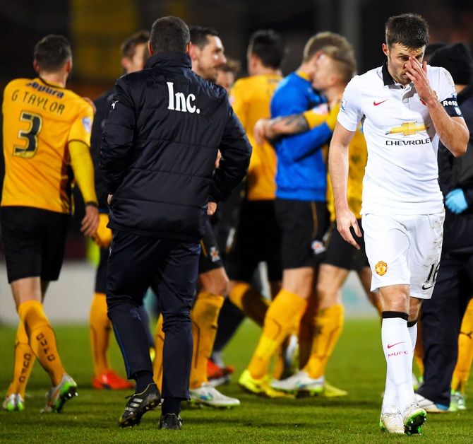 Michael Carrick of Manchester United reacts as Cambridge United players celebrate 