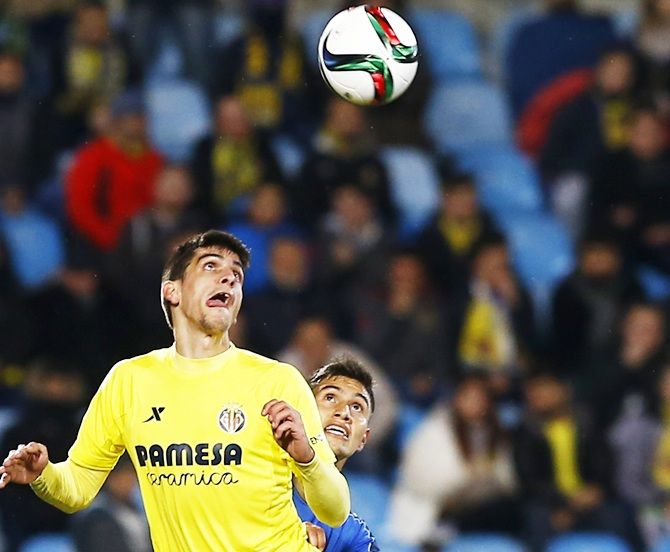 Getafe's Emiliano Velazquez, right, fights for the ball with Villarreal's Gerard Moreno