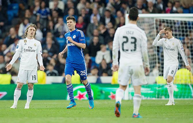 Schalke's Klaas-Jan Huntelaar (2nd from left) celebrates scoring their fourth goal