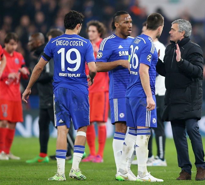 Jose Mourinho the manager of Chelsea speaks with Didier Drogba and John Terry
