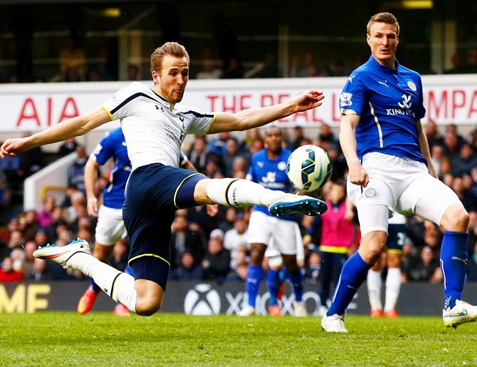Harry Kane of Spurs shoots at goal during the Barclays Premier League match against Leicester City