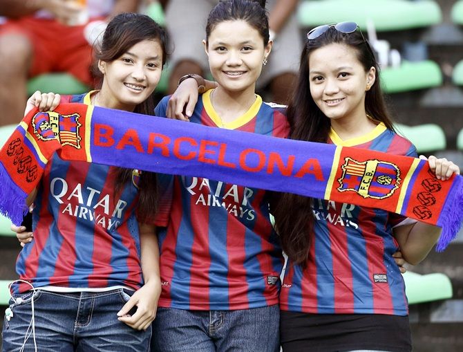 Barcelona fans cheer during the friendly match between FC Barcelona and Malaysia at Shah   Alam Stadium