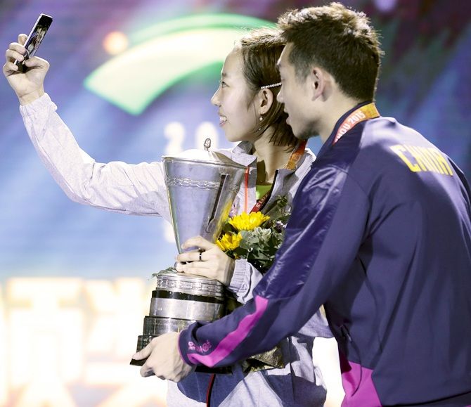 China's Xu Xin, right, and South Korea's Yang Haeun take selfies