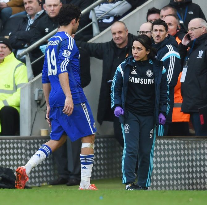 Chelsea manager Jose Mourinho gestures to first team doctor Eva Carneiro as Victor Moses is substituted during their EPL match