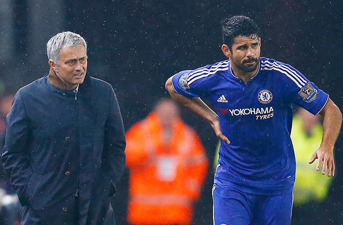 Chelsea's Diego Costa sustains an injury as manager Jose Mourinho looks on 