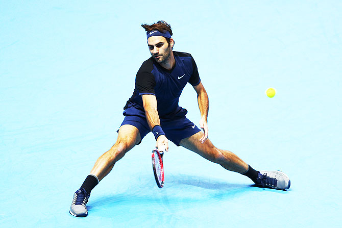 Roger Federer plays a forehand