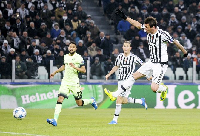 Juventus' Mario Mandzukic (right) scores the first goal against Manchester City during their UEFA Champions League Group D match in Turin