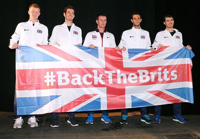 Great Britain Team Captain Leon Smith (captain) poses with Kyle Edmund, Andy Murray, James Ward and Jamie Murray after the draw 