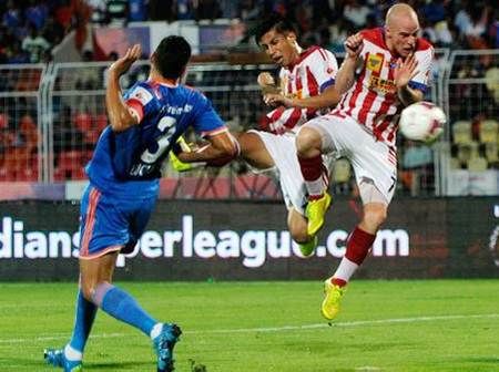 Arata Izumi sends the ball past FC Goa's Lucio 