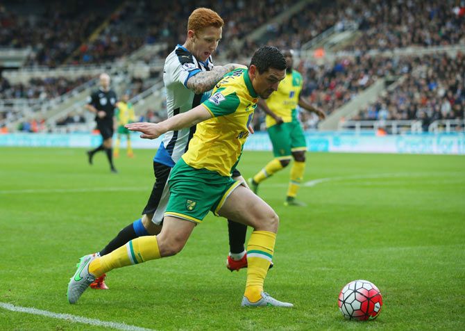 Newcastle United's Jack Colback and Norwich City's Graham Dorrans battle for the ball