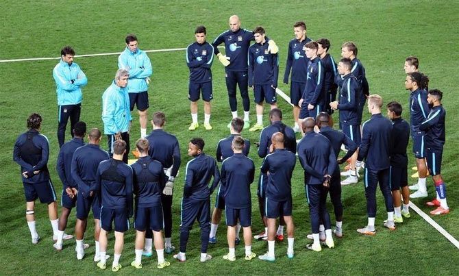 Manchester City manager Manuel Pellegrini talks to the squad during a training session