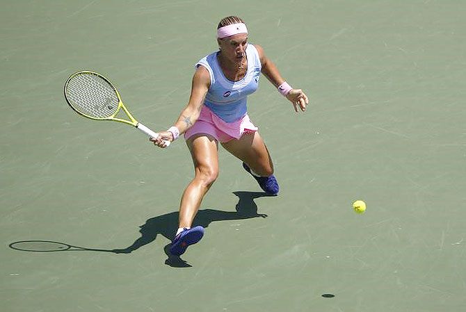 Svetlana Kuznetsova hits a forehand against Victoria Azarenka 